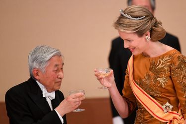 La reine Mathilde de Belgique avec l&#039;empereur Akihito du Japon à Tokyo, le 11 octobre 2016
