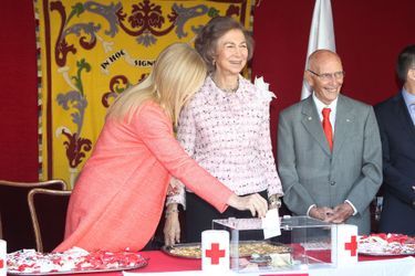 L'ancienne reine Sofia d'Espagne collecte pour la Croix-Rouge à Madrid, le 5 octobre 2016