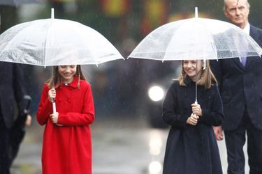 Les princesses Sofia et Leonor d'Espagne sous leurs parapluies lors de la Fête nationale à Madrid, le 12 octobre 2016