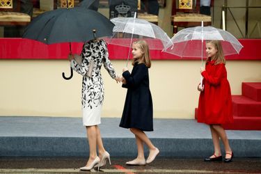 La reine Letizia et les princesses Leonor et Sofia d'Espagne sous leurs parapluies lors de la Fête nationale à Madrid, le 12 octobre 2016