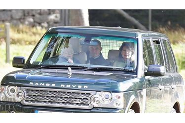 Quand la reine conduit Kate et les Middleton dans la campagne