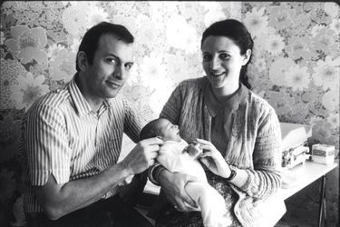 Amandine et ses parents. Le premier « bébé éprouvette » français est né le 24 février 1982. Depuis, plus de 250 000 enfants ont vu le jour en France grâce à une FIV. 