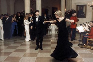 Novembre 1985, première visite officielle aux Etats-Unis de Charles et Diana, reçus par Nancy et Ronald Reagan. John Travolta entraîne la princesse dans un rock endiablé. A gauche, Charles se fait discret…