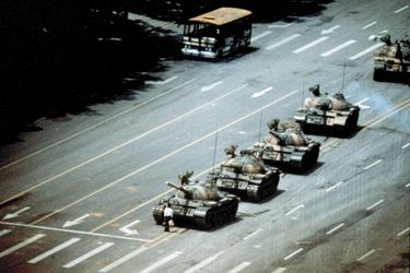Face à la colonne de chars qui investit la place Tiananmen, le 5 juin 1989, cet étudiant devient le symbole de la résistance.