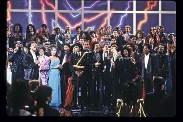 Le 27 janvier 1986, Liz Taylor anime les American Music Awards, avec (de g. à dr.) Stevie Wonder, Lionel Richie, Sheila E., Michael Jackson, Harry Belafonte, Smokey Robinson, Kim Carnes, Janet Jackson, La Toya Jackson, Marlon Jackson.