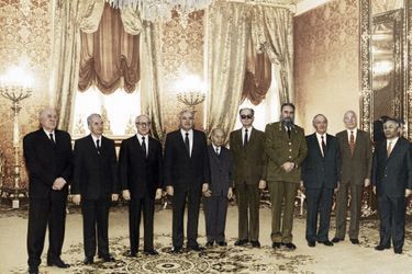 Novembre 1986, dernière photo de groupe des leaders communistes avant la perestroïka. De g. à dr., le Hongrois Janos Kadar, le Roumain Nicolae Ceausescu, l’Allemand de l’Est Erich Honecker, le Russe Mikhaïl Gorbatchev, le Vietnamien Truong Chinh, le Polonais Wojciech Jaruzelski, le Cubain Fidel Castro, le Bulgare Todor Jivkov, le Tchécoslovaque Gustav Husak, le Mongol Jambyn Batmonkh.