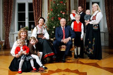 La princesse Märtha Louise de Norvège avec ses deux filles aînées et la famille royale, le 20 décembre 2006