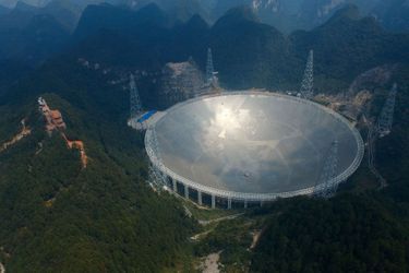 Le radiotélescope a une surface équivalente à celle de 30 terrains de football