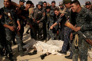 Les soldats irakiens fêtent la prise aux mains de l'Etat islamique de la localité d'al-Shura.