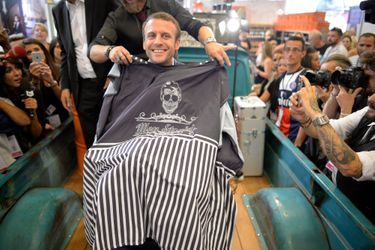 Emmanuel Macron se fait raser la barbe au Salon de la coiffure.
