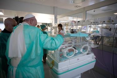 Le pape François lors de sa visite au service de néonatalogie de l&#039;hôpital San Giovanni de Rome, le 16 septembre 2016.