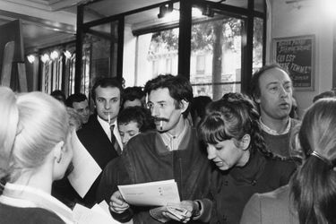 Jean Ferrat en 1968 lors d&#039;une réunion d&#039;artistes au Théâtre de l&#039;Odeon à Paris.