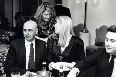 1985: Debout, Marta Marzotto. A gauche, Giorgio Napolitano, futur président italien
