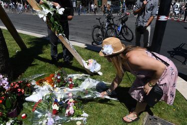 A Nice, des fleurs pour les victimes de l’attentat qui a fait au moins 84 morts.