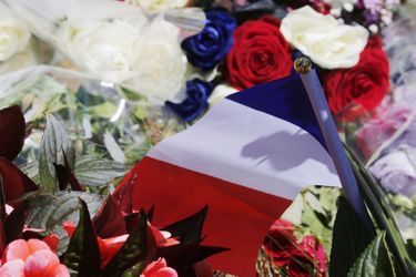 A Nice, des fleurs pour les victimes de l’attentat qui a fait au moins 84 morts.