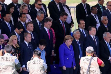 Angela Merkel à Oulan-Bator, en Mongolie, lors d'un moment de recueillement durant le sommet Asie-Europe