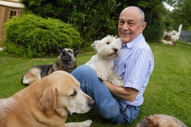 Avec ses chiens, chez lui à Bougival en juillet 2007, après son hémorragie cérébrale