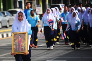 Des écoliers fêtent l'anniversaire de la reine de Thaïlande à Bangkok, le 11 août 2016