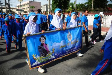 Des écoliers fêtent l'anniversaire de la reine de Thaïlande à Bangkok, le 12 août 2016