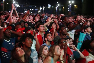 Euro 2016: à Paris, la joie des Portugais, les larmes des Français.