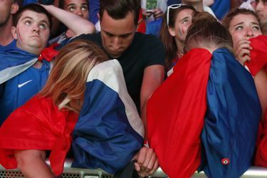 Euro 2016: à Paris, la joie des Portugais, les larmes des Français.
