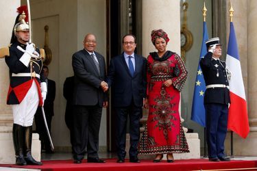 Jacob Zuma, François Hollande et Thobeka Stacy Mabhija à l'Elysée pour le dîner d'Etat donné en l'honneur du président sud-africain, le 11 jui...