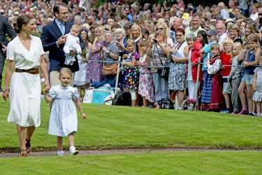 L&#039;héritière du trône de Suède Victoria tient la main de la petite princesse Estelle, à l&#039;occasion de ses 39 ans
