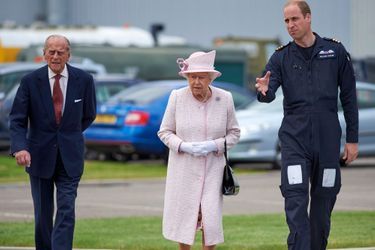 La reine Elizabeth II et le prince Philip avec leur petit-fils le prince William à Cambridge, le 13 juillet 2016