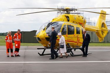 La reine Elizabeth II et le prince Philip avec leur petit-fils le prince William à Cambridge, le 13 juillet 2016
