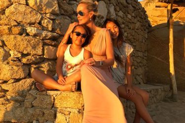 Laeticia Hallyday en vacances avec ses filles, Jade et Joy à Mykonos