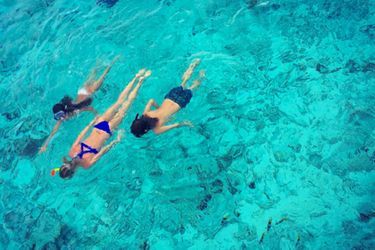 Laeticia Hallyday fait de la plongée avec l'une de ses filles et un ami, à Bora Bora