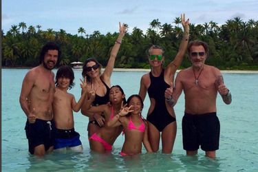 Laeticia Hallyday, ses filles et son mari Johnny réunis dans les eaux turquoises de la Polynésie française