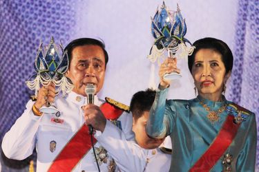 Le Premier ministre et sa femme fêtent l'anniversaire de la reine de Thaïlande à Bangkok, le 12 août 2016
