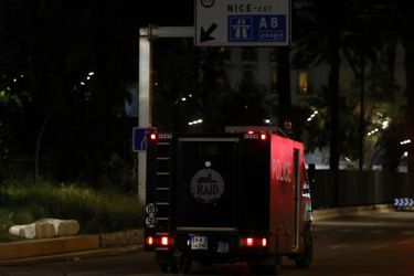 Le camion a foncé sur la foule sur une longue distance, le long de la Promenade des Anglais, à Nice.