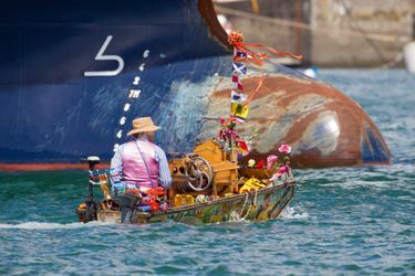 « Music Boat », skippé par  Reinier Sijpkens, croise le bulbe d’étrave d’un géant des mers. Comme son nom l’indique, cette minicoque de noix, fleurie comme un quai d’Amsterdam, est une boîte à musique flottante.