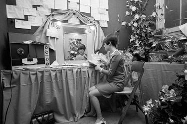 Mireille Mathieu, à l&#039;Olympia, dans sa loge, en septembre 1966