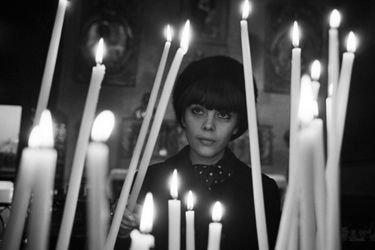 Mireille Mathieu se recueille dans sa ville natale, Avignon en janvier 1966
