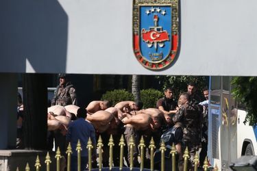 Plus de 2.800 militaires ont été arrêtés en Turquie, au lendemain du coup d&#039;état raté.