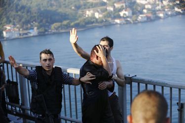 Plus de 2.800 militaires ont été arrêtés en Turquie, au lendemain du coup d&#039;état raté.