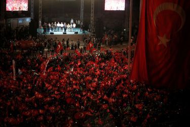 Rassemblement en faveur de Recep Tayyip Erdogan à Istanbul, place Takism, lundi 18 juillet.
