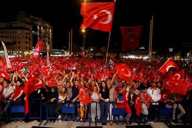 Rassemblement en faveur de Recep Tayyip Erdogan à Istanbul, place Takism, lundi 18 juillet.