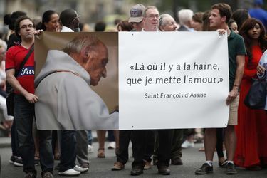 Politiques et anonymes à Notre-Dame de Paris pour le père Hamel 