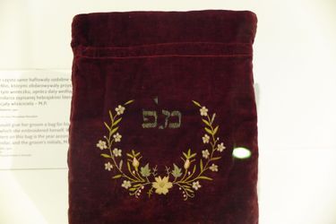 Un cadeau traditionnel de la femme à son époux dans le mariage traditionnel juif: une bourse de velours aux initiales du mari. 