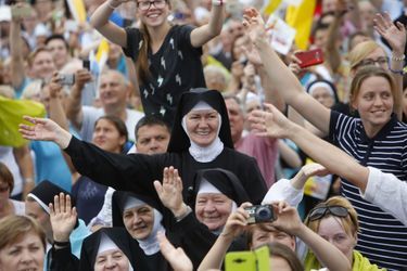 Petite chute et bain de foule pour le pape François en Pologne 