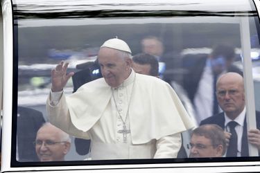 Petite chute et bain de foule pour le pape François en Pologne 