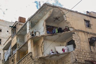 Alep, le 23 septembre. Certaines familles continuent à habiter les appartements dévastés. Ici, par l’explosion d’une voiture piégée dans les quartiers ouest.