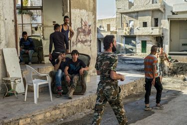 Le 22 septembre, un poste de garde loyaliste. Les soldats syriens ressemblent davantage à des miliciens qu’à des membres d’une armée régulière.
