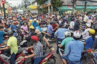 17 h 30 : l’heure de pointe dans un quartier populaire de la capitale économique du Vietnam. 