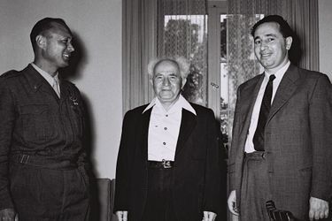 Moshe Dayan, David Ben Gourion et Shimon Peres, le 2 février 1955.