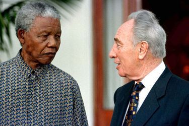 Nelson Mandela et Shimon Peres, en octobre 1996.